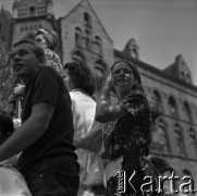 22.07.1966, Warszawa, Polska.
Defilada z okazji Święta Odrodzenia Polski (22 Lipca) na ulicy Marszałkowskiej, n/z ludzie obserwujący przemarsz.
Fot. Marek Zürn, zbiory Fundacji Ośrodka KARTA