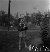 Lata 60., Warszawa, Polska.
Chłopiec na Żoliborzu.
Fot. Marek Zürn, zbiory Fundacji Ośrodka KARTA