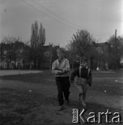Lata 60., Warszawa, Polska.
Dwaj chłopcy podczas zabawy na Żoliborzu.
Fot. Marek Zürn, zbiory Fundacji Ośrodka KARTA