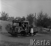 Lata 60., Warszawa, Polska.
Dzieci podczas zabawy we wraku samochodu na Żoliborzu.
Fot. Marek Zürn, zbiory Fundacji Ośrodka KARTA