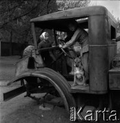 Lata 60., Warszawa, Polska.
Dzieci podczas zabawy we wraku samochodu na Żoliborzu.
Fot. Marek Zürn, zbiory Fundacji Ośrodka KARTA