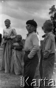 Lata 60., Puszcza Kampinoska, Polska.
Dzieci wiejskie podczas gier i zabaw organizowanych przez harcerzy Hufca Żoliborskiego.
Fot. Marek Zürn, zbiory Fundacji Ośrodka KARTA