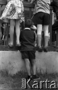 Lata 60., Stary Sącz, Polska.
Potańcówka na estradzie w plenerze, n/z dzieci obserwują tańczących.
Fot. Marek Zürn, zbiory Fundacji Ośrodka KARTA