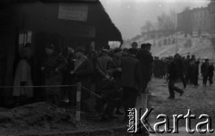 Lata 60., Lublin, Polska.
Dworzec autobusowy, w głębi Zamek Lubelski.
Fot. Marek Zürn, zbiory Fundacji Ośrodka KARTA