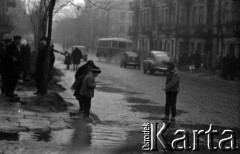 Lata 60., Lublin, Polska.
Chłopcy podczas zabawy na ulicy.
Fot. Marek Zürn, zbiory Fundacji Ośrodka KARTA