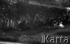 Lata 60., Lublin, Polska.
Dworzec autobusowy, n/z podróżni czekają na autobus.
Fot. Marek Zürn, zbiory Fundacji Ośrodka KARTA