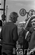 Lata 60., Lublin, Polska.
Mężczyźni na przystanku.
Fot. Marek Zürn, zbiory Fundacji Ośrodka KARTA