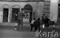 Lata 60., Lublin, Polska.
Scenka uliczna.
Fot. Marek Zürn, zbiory Fundacji Ośrodka KARTA
