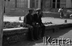 Lata 60., Lublin, Polska.
Mężczyźni na murku.
Fot. Marek Zürn, zbiory Fundacji Ośrodka KARTA