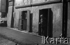 Lata 60., Lublin, Polska.
Mężczyzna w drzwiach zakładu usługowego na Starym Mieście.
Fot. Marek Zürn, zbiory Fundacji Ośrodka KARTA