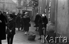 Lata 60., Lublin, Polska.
Uliczna sprzedaż palm wielkanocnych.
Fot. Marek Zürn, zbiory Fundacji Ośrodka KARTA