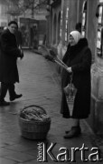 Lata 60., Lublin, Polska.
Uliczna sprzedaż palm wielkanocnych.
Fot. Marek Zürn, zbiory Fundacji Ośrodka KARTA
