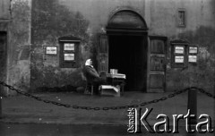 Lata 60., Lublin, Polska.
Uliczna sprzedaż palm wielkanocnych pod kościołem.
Fot. Marek Zürn, zbiory Fundacji Ośrodka KARTA