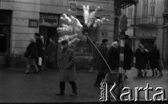 Lata 60., Lublin, Polska.
Uliczna sprzedaż balonów.
Fot. Marek Zürn, zbiory Fundacji Ośrodka KARTA