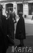 Lata 60., Warszawa, Polska.
Starsze kobiety podczas rozmowy na ulicy Nowy Świat.
Fot. Marek Zürn, zbiory Fundacji Ośrodka KARTA