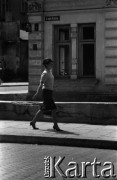 Lata 60., Lublin, Polska.
Kobieta na ulicy Ludwika Waryńskiego.
Fot. Marek Zürn, zbiory Fundacji Ośrodka KARTA