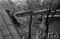 Lata 60., Lublin, Polska.
Scenka uliczna: kobieta z wiadrem.
Fot. Marek Zürn, zbiory Fundacji Ośrodka KARTA