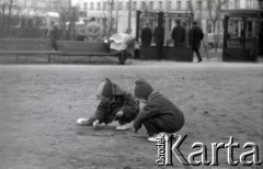 Lata 60., Warszawa, Polska.
Dzieci podczas zabawy na placu Komuny Paryskiej (obecnie plac Wilsona).
Fot. Marek Zürn, zbiory Fundacji Ośrodka KARTA