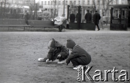 Lata 60., Warszawa, Polska.
Dzieci podczas zabawy na placu Komuny Paryskiej (obecnie plac Wilsona).
Fot. Marek Zürn, zbiory Fundacji Ośrodka KARTA