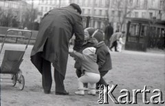 Lata 60., Warszawa, Polska.
Ojciec z dziećmi na placu Komuny Paryskiej (obecnie plac Wilsona).
Fot. Marek Zürn, zbiory Fundacji Ośrodka KARTA