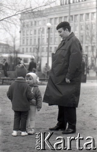 Lata 60., Warszawa, Polska.
Ojciec z dziećmi na placu Komuny Paryskiej (obecnie plac Wilsona), w głębi kino Wisła.
Fot. Marek Zürn, zbiory Fundacji Ośrodka KARTA