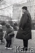 Lata 60., Warszawa, Polska.
Ojciec z dziećmi na placu Komuny Paryskiej (obecnie plac Wilsona), w głębi kino Wisła.
Fot. Marek Zürn, zbiory Fundacji Ośrodka KARTA