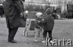 Lata 60., Warszawa, Polska.
Ojciec z dziećmi na placu Komuny Paryskiej (obecnie plac Wilsona).
Fot. Marek Zürn, zbiory Fundacji Ośrodka KARTA