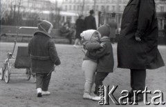 Lata 60., Warszawa, Polska.
Ojciec z dziećmi na placu Komuny Paryskiej (obecnie plac Wilsona).
Fot. Marek Zürn, zbiory Fundacji Ośrodka KARTA