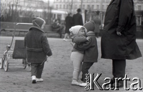 Lata 60., Warszawa, Polska.
Ojciec z dziećmi na placu Komuny Paryskiej (obecnie plac Wilsona).
Fot. Marek Zürn, zbiory Fundacji Ośrodka KARTA