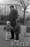 Lata 60., Warszawa, Polska.
Ojciec z dziećmi na placu Komuny Paryskiej (obecnie plac Wilsona).
Fot. Marek Zürn, zbiory Fundacji Ośrodka KARTA