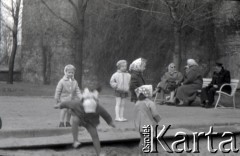 Lata 60., Warszawa, Polska.
Dzieci w piaskownicy.
Fot. Marek Zürn, zbiory Fundacji Ośrodka KARTA