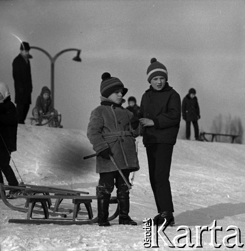 Lata 60., Warszawa, Polska.
Dzieci na sankach, górka na placu Lelewela na Żoliborzu.
Fot. Marek Zürn, zbiory Fundacji Ośrodka KARTA