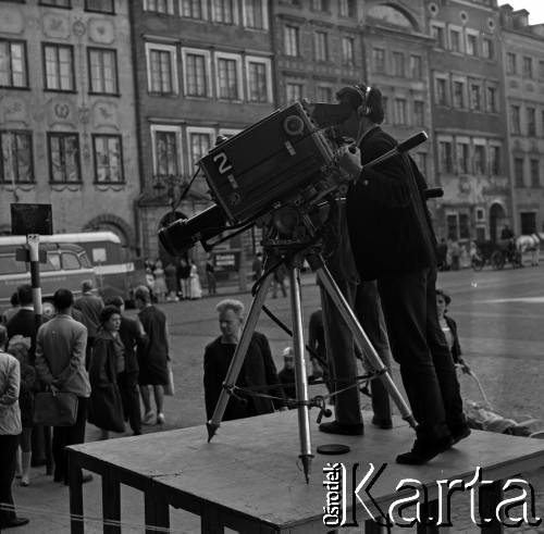 Lata 60., Warszawa, Polska.
Ekipa telewizyjna na Rynku Starego Miasta.
Fot. Marek Zürn, zbiory Fundacji Ośrodka KARTA