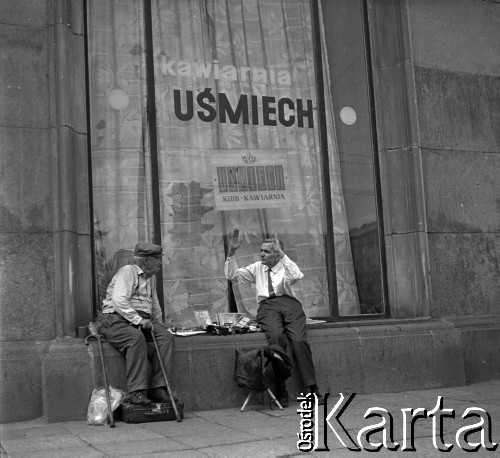 Lata 60., Warszawa, Polska.
Pogawędka pod kawiarnią Uśmiech na ulicy Koszykowej róg Marszałkowskiej.
Fot. Marek Zürn, zbiory Fundacji Ośrodka KARTA
