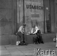 Lata 60., Warszawa, Polska.
Pogawędka pod kawiarnią Uśmiech na ulicy Koszykowej róg Marszałkowskiej.
Fot. Marek Zürn, zbiory Fundacji Ośrodka KARTA