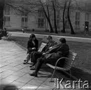 Lata 60., Warszawa, Polska.
Studenci na ławce na dziedzińcu Uniwersytetu Warszawskiego.
Fot. Marek Zürn, zbiory Fundacji Ośrodka KARTA
