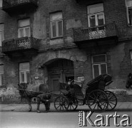 Lata 60., Warszawa, Polska.
Dorożka na ulicy Brzeskiej.
Fot. Marek Zürn, zbiory Fundacji Ośrodka KARTA