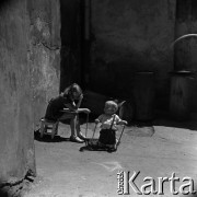 Lata 60., Warszawa, Polska.
Dzieci na podwórku.
Fot. Marek Zürn, zbiory Fundacji Ośrodka KARTA