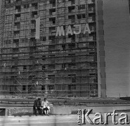 Lata 60., Warszawa, Polska.
Dekoracja pierwszomajowa na rusztowaniu.
Fot. Marek Zürn, zbiory Fundacji Ośrodka KARTA