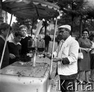 Lata 60., Warszawa, Polska.
Saturator.
Fot. Marek Zürn, zbiory Fundacji Ośrodka KARTA