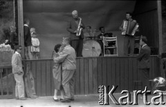 Lata 60., Stary Sącz, Polska.
Potańcówka na estradzie w plenerze.
Fot. Marek Zürn, zbiory Fundacji Ośrodka KARTA