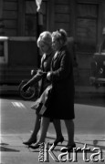 Lata 60., Warszawa, Polska.
Kobiety na ulicy Nowy Świat.
Fot. Marek Zürn, zbiory Fundacji Ośrodka KARTA