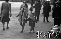 Lata 60., Warszawa, Polska.
Przechodnie na ulicy Krakowskie Przedmieście.
Fot. Marek Zürn, zbiory Fundacji Ośrodka KARTA