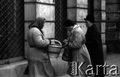 Lata 60., Warszawa, Polska.
Handlarka na ulicy Krakowskie Przedmieście.
Fot. Marek Zürn, zbiory Fundacji Ośrodka KARTA