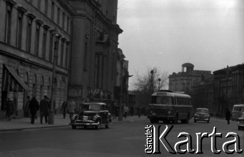 Lata 60., Warszawa, Polska.
Ruch uliczny na ulicy Krakowskie Przedmieście.
Fot. Marek Zürn, zbiory Fundacji Ośrodka KARTA