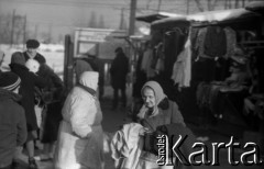 Lata 60., Warszawa, Polska.
Bazar na Pradze.
Fot. Marek Zürn, zbiory Fundacji Ośrodka KARTA