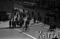 Lata 60., Warszawa, Polska.
Przechodnie na skrzyżowaniu alej Jerozolimskich z ulicą Kruczą.
Fot. Marek Zürn, zbiory Fundacji Ośrodka KARTA
