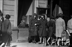 Lata 60., Warszawa, Polska.
Przechodnie na ulicy.
Fot. Marek Zürn, zbiory Fundacji Ośrodka KARTA