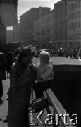 Lata 60., Warszawa, Polska.
Kobieta z dzieckiem na ulicy Brackiej.
Fot. Marek Zürn, zbiory Fundacji Ośrodka KARTA