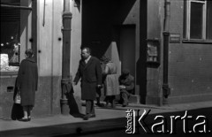 Lata 60., Warszawa, Polska.
Brama domu.
Fot. Marek Zürn, zbiory Fundacji Ośrodka KARTA